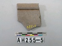 藏品(灰色夾砂陶口緣殘件)的圖片